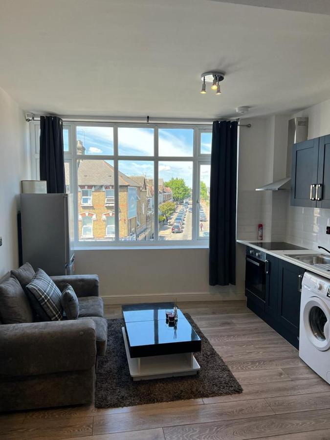 Modern Apartment In London 핀칠리 외부 사진